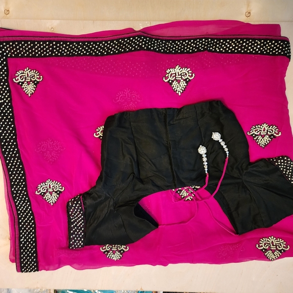 Elegant Hot Pink and Black Saree with Gemstone Border from Made In India - Picture 5 of 6